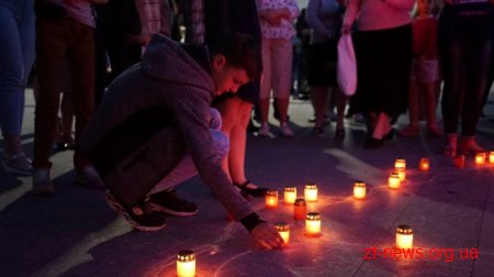 Житомиряни та гості міста запалили символічний Вогонь миру у вигляді макової квітки