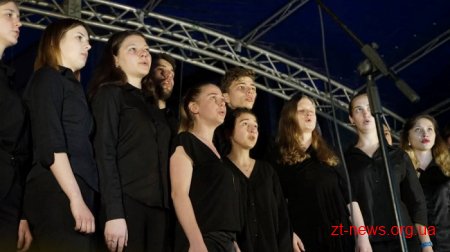 Житомиряни та гості міста запалили символічний Вогонь миру у вигляді макової квітки