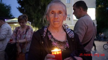 Житомиряни та гості міста запалили символічний Вогонь миру у вигляді макової квітки
