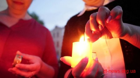 Житомиряни та гості міста запалили символічний Вогонь миру у вигляді макової квітки