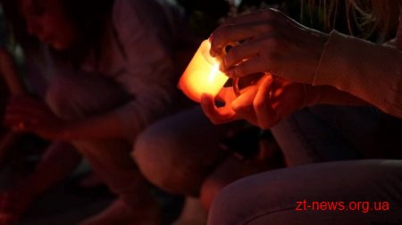 Житомиряни та гості міста запалили символічний Вогонь миру у вигляді макової квітки