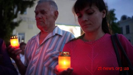 Житомиряни та гості міста запалили символічний Вогонь миру у вигляді макової квітки