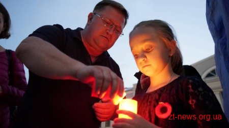 Житомиряни та гості міста запалили символічний Вогонь миру у вигляді макової квітки