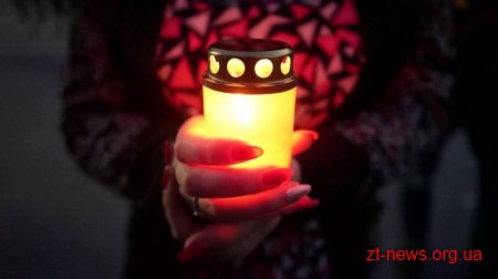 Житомиряни та гості міста запалили символічний Вогонь миру у вигляді макової квітки