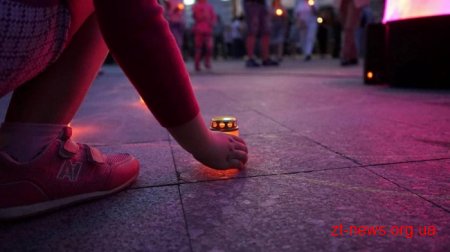 Житомиряни та гості міста запалили символічний Вогонь миру у вигляді макової квітки