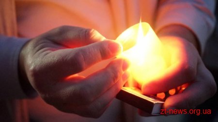 Житомиряни та гості міста запалили символічний Вогонь миру у вигляді макової квітки
