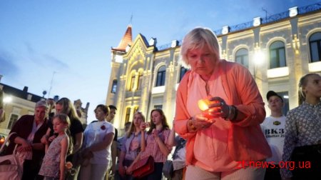 Житомиряни та гості міста запалили символічний Вогонь миру у вигляді макової квітки