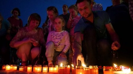Житомиряни та гості міста запалили символічний Вогонь миру у вигляді макової квітки