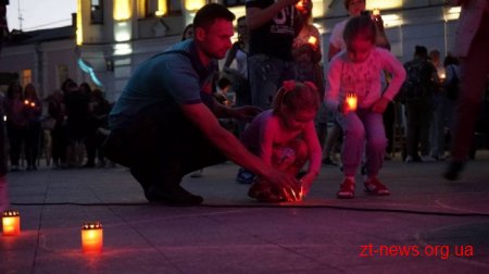 Житомиряни та гості міста запалили символічний Вогонь миру у вигляді макової квітки