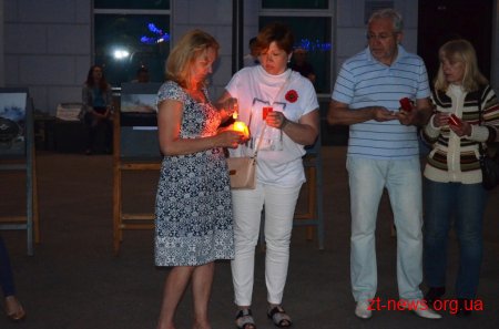 Житомиряни та гості міста запалили символічний Вогонь миру у вигляді макової квітки