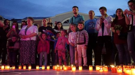 Житомиряни та гості міста запалили символічний Вогонь миру у вигляді макової квітки