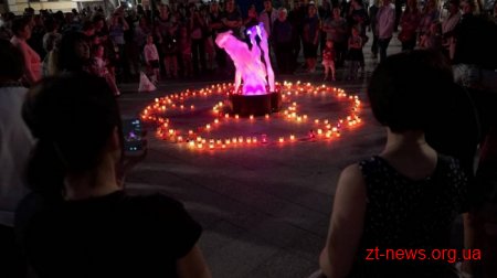 Житомиряни та гості міста запалили символічний Вогонь миру у вигляді макової квітки