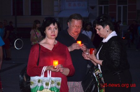 Житомиряни та гості міста запалили символічний Вогонь миру у вигляді макової квітки