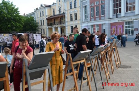 Житомирянам на Михайлівській презентували дві виставки присвячені подіям двох війн