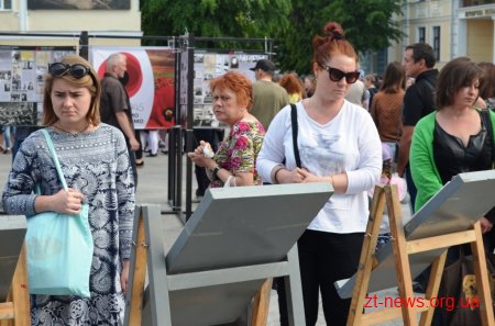Житомирянам на Михайлівській презентували дві виставки присвячені подіям двох війн