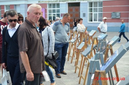 Житомирянам на Михайлівській презентували дві виставки присвячені подіям двох війн