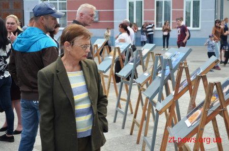 Житомирянам на Михайлівській презентували дві виставки присвячені подіям двох війн