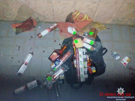 Поліцейські охорони затримали чоловіків, які намагались обікрасти магазин у центрі міста