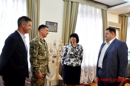 Ігор Гундич вручив договір на молодіжний пільговий кредит на квартиру учаснику АТО