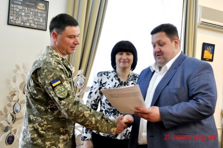 Ігор Гундич вручив договір на молодіжний пільговий кредит на квартиру учаснику АТО