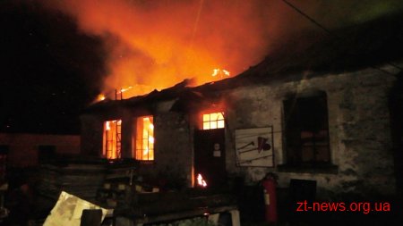 В Коростишеві горіла будівля на території паперової фабрики