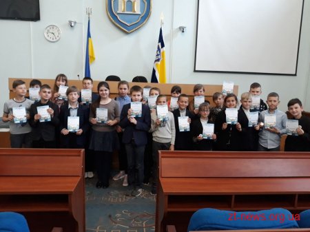 200 дітей отримали сертифікати та значки по завершенню "Школи плавання"