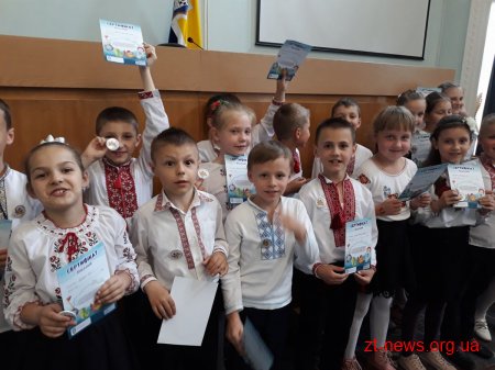 200 дітей отримали сертифікати та значки по завершенню "Школи плавання"