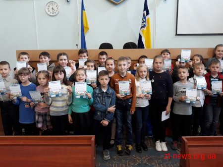 200 дітей отримали сертифікати та значки по завершенню "Школи плавання"