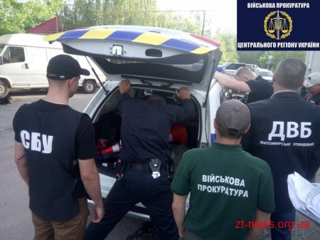 Патрульних, котрі намагались отримати хабаря затримали у Житомирі