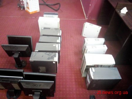 Під час обшуку в гральному закладі у Андрушівці правоохоронці вилучили 11 комп'ютерів