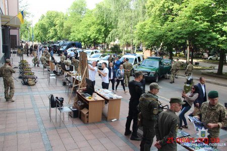 Поліцейські Житомирщини продемонстрували техніку й оснащення