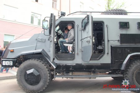 Поліцейські Житомирщини продемонстрували техніку й оснащення