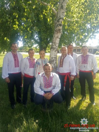 Поліцейські Житомирщини відзначили День вишиванки патріотичним флешмобом