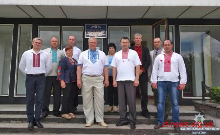 Поліцейські Житомирщини відзначили День вишиванки патріотичним флешмобом