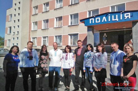 Поліцейські Житомирщини відзначили День вишиванки патріотичним флешмобом