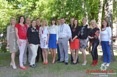Поліцейські Житомирщини відзначили День вишиванки патріотичним флешмобом