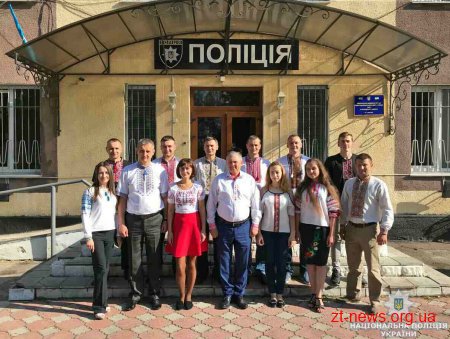 Поліцейські Житомирщини відзначили День вишиванки патріотичним флешмобом