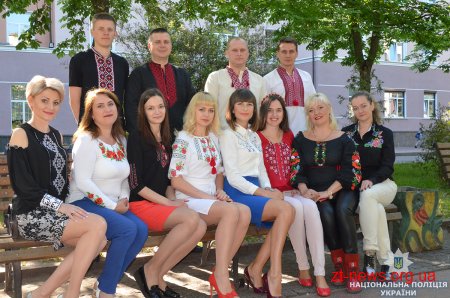 Поліцейські Житомирщини відзначили День вишиванки патріотичним флешмобом