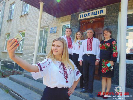 Поліцейські Житомирщини відзначили День вишиванки патріотичним флешмобом