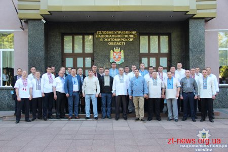 Поліцейські Житомирщини відзначили День вишиванки патріотичним флешмобом