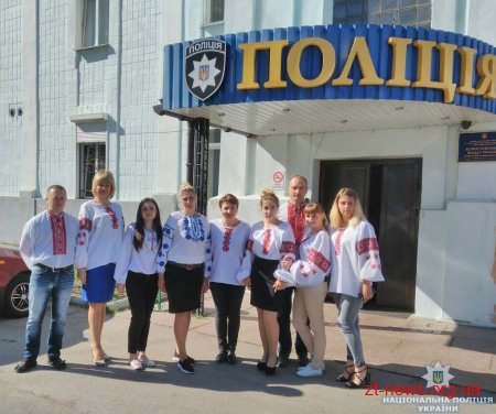 Поліцейські Житомирщини відзначили День вишиванки патріотичним флешмобом