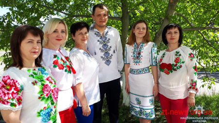 Поліцейські Житомирщини відзначили День вишиванки патріотичним флешмобом