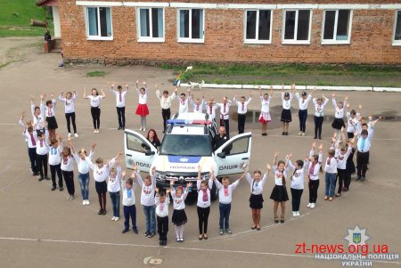 Поліцейські Житомирщини відзначили День вишиванки патріотичним флешмобом