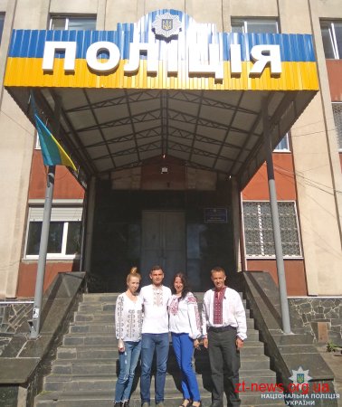 Поліцейські Житомирщини відзначили День вишиванки патріотичним флешмобом