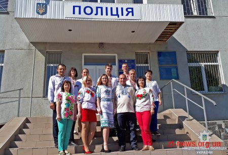 Поліцейські Житомирщини відзначили День вишиванки патріотичним флешмобом