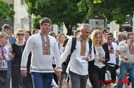 Житомиряни у вишиванках пройшлися вулицями міста