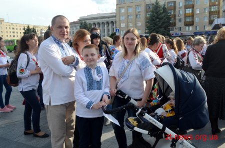 Житомиряни у вишиванках пройшлися вулицями міста