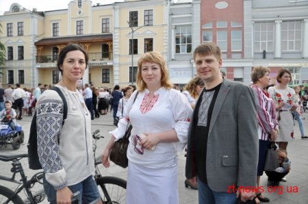 Житомиряни у вишиванках пройшлися вулицями міста