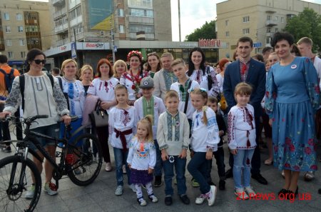 Житомиряни у вишиванках пройшлися вулицями міста