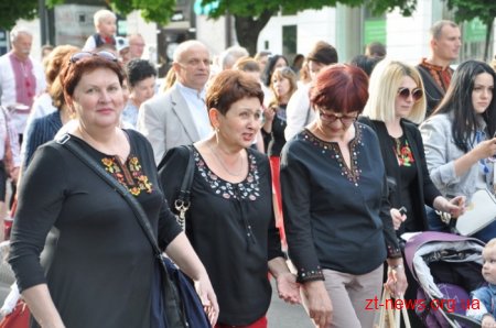 Житомиряни у вишиванках пройшлися вулицями міста